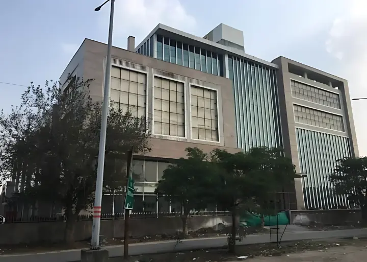 IRCON MALL  RCUBE MONAD AT  NOIDA SECTOR – 43 UTTAR PRADESH